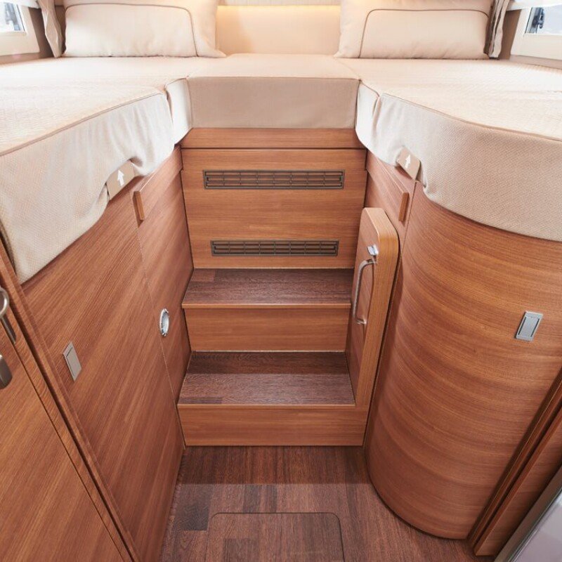 2021 wohnmobil c line 4.9 le einstiegstreppe schlafzimmer bett
